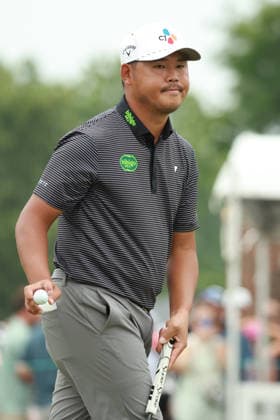 Rocket Classic DETROIT, MICHIGAN - AUGUST 1: Si Woo Kim of Republic of Korea acknowledges the gallery on the 18th green during the third round of the Rocket Classic 2026 at the Detroit Country Club in Detroit, Michigan, MI, USA Saturday, August 1, 2026. Detroit Michigan United States  Copyright: xJorgexLemusx originalFilename:lemus-rocketcl260801_npMOs.jpg