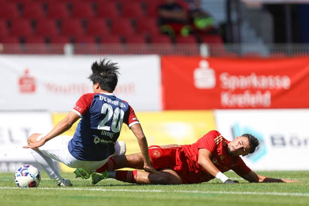 Yuta Inoue (KFC Uerdingen 05) und Reda Ouakil (Delay Sports Berlin) im Zweikampf waehrend des Testspiels zwischen KFC Uerdingen 05 und Delay Sports Berlin, Grotenburg Stadion am 01. August 2026 in Krefeld, Deutschland. (Foto von Oliver Kaelke DeFodi Images) +++ Yuta Inoue (KFC Uerdingen 05) und Reda Ouakil (Delay Sports Berlin) battle for the ball during the friendly match between KFC Uerdingen 05n and Delay Sports Berlin at Grotenburg Stadion on August 1, 2026 in Krefeld, Germany. (Photo by Oliver Kaelke DeFodi Images) - *** Yuta Inoue of KFC Uerdingen 05 and Reda Ouakil of Delay Sports Berlin battle for the ball during the friendly match between KFC Uerdingen 05 and Delay Sports Berlin at Grotenburg Stadium on August 1, 2026, in Krefeld, Germany Photo by Oliver Kaelke DeFodi Images Yuta Inoue of KFC Uerdingen 05 and Reda Ouakil of Delay Sports Berlin battle for the ball during the friendly match between KFC Uerdingen 05 and Delay Sports Berlin at Grotenburg Stadium on August 1, 2026 in Krefeld, Germany. Photo by Oliver Kaelke, DeFodi Images