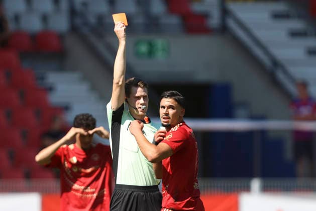Reda Ouakil (Delay Sports Berlin) erhaelt die rote Karte waehrend des Testspiels zwischen KFC Uerdingen 05 und Delay Sports Berlin, Grotenburg Stadion am 01. August 2026 in Krefeld, Deutschland. (Foto von Oliver Kaelke DeFodi Images) +++ Reda Ouakil (Delay Sports Berlin) gets the red card during the friendly match between KFC Uerdingen 05n and Delay Sports Berlin at Grotenburg Stadion on August 1, 2026 in Krefeld, Germany. (Photo by Oliver Kaelke DeFodi Images) - *** Reda Ouakil of Delay Sports Berlin receives a red card during the friendly match between KFC Uerdingen 05 and Delay Sports Berlin, Grotenburg Stadium on August 1, 2026, in Krefeld, Germany. Photo by Oliver Kaelke, DeFodi Images. Reda Ouakil of Delay Sports Berlin receives a red card during the friendly match between KFC Uerdingen 05 and Delay Sports Berlin at Grotenburg Stadium on August 1, 2026 in Krefeld, Germany. Photo by Oliver Kaelke, DeFodi Images