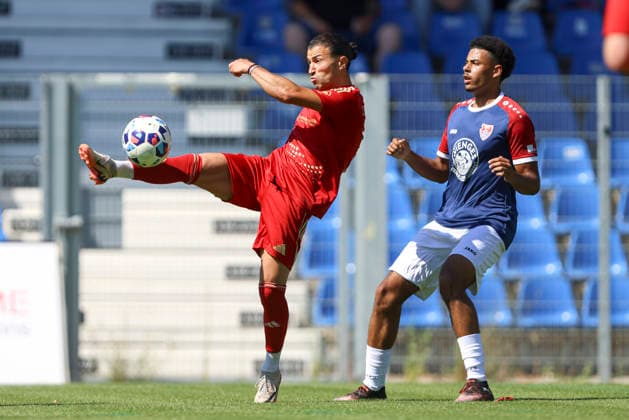 Orhan YÄ±ldÄ±rÄ±m (Delay Sports Berlin) und Dave Fotso Youmssi (KFC Uerdingen 05) im Zweikampf waehrend des Testspiels zwischen KFC Uerdingen 05 und Delay Sports Berlin, Grotenburg Stadion am 01. August 2026 in Krefeld, Deutschland. (Foto von Oliver Kaelke DeFodi Images) +++ Orhan YÄ±ldÄ±rÄ±m (Delay Sports Berlin) und Dave Fotso Youmssi (KFC Uerdingen 05) battle for the ball during the friendly match between KFC Uerdingen 05n and Delay Sports Berlin at Grotenburg Stadion on August 1, 2026 in Krefeld, Germany. (Photo by Oliver Kaelke DeFodi Images) - *** Orhan Yildirim of Delay Sports Berlin and Dave Fotso Youmssi of KFC Uerdingen 05 go head-to-head during the friendly match between KFC Uerdingen 05 and Delay Sports Berlin, Grotenburg Stadium on August 1, 2026, in Krefeld, Germany. Photo by Oliver Kaelke, DeFodi Images. Orhan Yildirim of Delay Sports Berlin and Dave Fotso Youmssi of KFC Uerdingen 05 battle for the ball during the friendly match between KFC Uerdingen 05 and Delay Sports Berlin at Grotenburg Stadium on August 1, 2026 in Krefeld, Germany Photo by Oliver Kaelke DeFodi Images