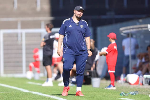 Trainer Kevin Pannewitz (Delay Sports Berlin) schaut waehrend des Testspiels zwischen KFC Uerdingen 05 und Delay Sports Berlin, Grotenburg Stadion am 01. August 2026 in Krefeld, Deutschland. (Foto von Oliver Kaelke DeFodi Images) +++ Trainer Kevin Pannewitz (Delay Sports Berlin) looks on during the friendly match between KFC Uerdingen 05n and Delay Sports Berlin at Grotenburg Stadion on August 1, 2026 in Krefeld, Germany. (Photo by Oliver Kaelke DeFodi Images) - *** Coach Kevin Pannewitz of Delay Sports Berlin watches during the friendly match between KFC Uerdingen 05 and Delay Sports Berlin, Grotenburg Stadium on August 1, 2026, in Krefeld, Germany. Photo by Oliver Kaelke, DeFodi Images. Coach Kevin Pannewitz of Delay Sports Berlin looks on during the friendly match between KFC Uerdingen 05 and Delay Sports Berlin at Grotenburg Stadium on August 1, 2026 in Krefeld, Germany. Photo by Oliver Kaelke, DeFodi Images