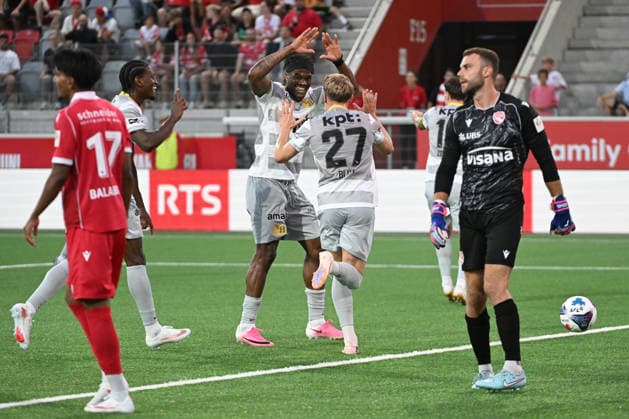 THUN, SWITZERLAND - AUGUST 1: Samuel Essende of Young Boys c) celebrates Lewin Blum of Young Boys r) goal making the score 0:2 during the Swiss Super League 2026 27 match between FC Thun and BSC Young Boys at Visana Stadion on August 1, 2026 in Thun, Switzerland. Thun VISANA Stadion Bern Switzerland *** THUN, SWITZERLAND, AUGUST 1: Samuel Essende of Young Boys (left) celebrates Lewin Blum of Young Boys (right) scoring a goal to make the score 0–2 during the 2026–27 Swiss Super League match between FC Thun and BSC Young Boys at Visana Stadium on August 1, 2026 in Thun, Switzerland Thun VISANA Stadium Bern Switzerland Copyright: xJustPictures.ch ManuelxWinterbergerx jp-en-EuSpIm-MWI_1758