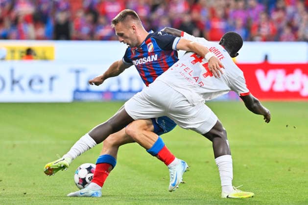 2. kolo prvni fotbalove ligy: Viktoria Plzen - Zbrojovka Brno, 1. srpna 2026, Plzen. Zleva Amar Memic z Plzne a Amadou Dante ze Zbrojovky Brno. (CTKxPhoto MiroslavxChaloupka) CTKPhotoP2026080105108  CTKPhotoP2026080105108