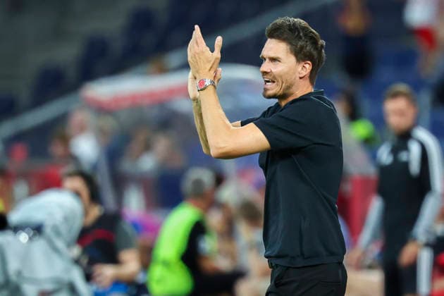 SOCCER - BL, RBS vs Hartberg SALZBURG,AUSTRIA,01.AUG.26 - SOCCER - ADMIRAL Bundesliga, Red Bull Salzburg vs TSV Hartberg. Image shows head coach Danny Roehl (RBS).  GEPAxpictures xDavidxGeieregger