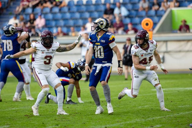 10 Seth Morgan (Quarterback) Alpine Rams play the ball. 3 Lennart Weitz (Linebacker) Rhein Fire and 49 Felix Födinger (Linebacker) Rhein Fire to late for a sack. Rhein Fire vs Alpine Rams, American Football, American Football League Europe, Week 11, 2026, 01.08.2026, Duisburg Schauinsland-Reisen-Arena Germany Copyright: xPFA ChristopherxMettkenx