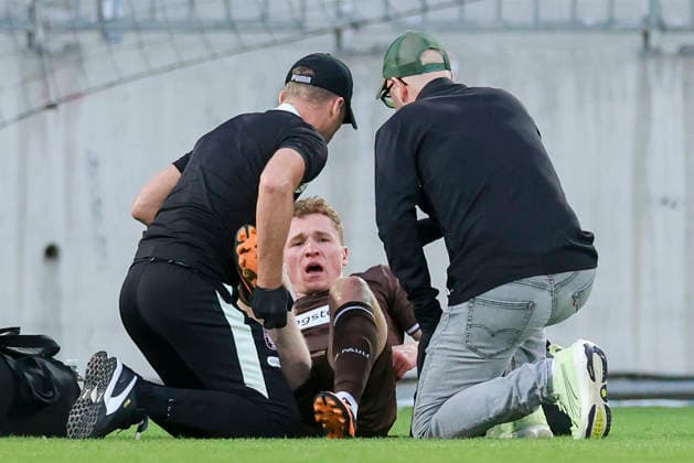 Rawley St. John (FC St. Pauli) is lying injured on the pitch and is receiving treatment during the pre-season friendly match between FC St. Pauli and RC Deportivo La Corunaat Millerntor Stadium on August 1, 2026 in Hamburg, Germany. (Photo by Marco Steinbrenner DeFodi Images) - *** Rawley St John of FC St Pauli is lying injured on the field and receiving treatment during the preseason friendly match between FC St Pauli and RC Deportivo La Coruna at Millerntor Stadium on August 1, 2026, in Hamburg, Germany. Photo by Marco Steinbrenner, DeFodi Images