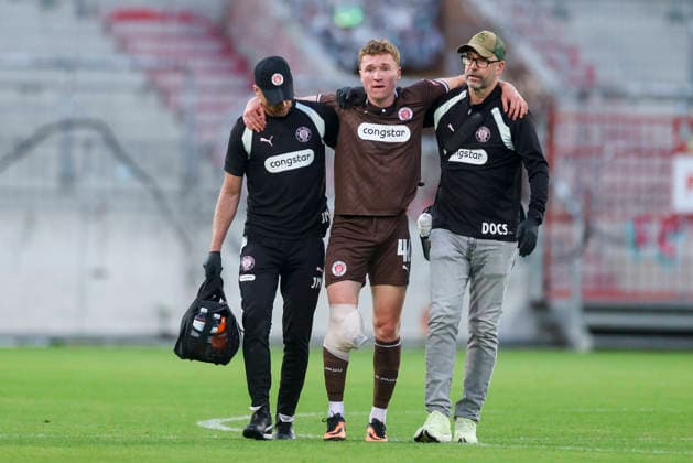 Rawley St. John (FC St. Pauli) goes into the changing room injured during the pre-season friendly match between FC St. Pauli and RC Deportivo La Corunaat Millerntor Stadium on August 1, 2026 in Hamburg, Germany. (Photo by Marco Steinbrenner DeFodi Images) - *** Rawley St John of FC St Pauli heads to the locker room after sustaining an injury during the preseason friendly match between FC St Pauli and RC Deportivo La Coruna at Millerntor Stadium on August 1, 2026, in Hamburg, Germany. Photo by Marco Steinbrenner, DeFodi Images