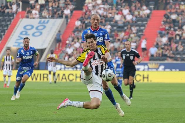 Fussball: Österreich: ADMIRAL Bundesliga 2026 2027 - 1. Spieltag, 31.07.2026 - Linzer ASK (LASK) vs. Grazer AK 1902 (GAK) - Raiffeisen Arena (Linz, Österreich); im Bild Alexander Hofleitner, GAK, Joao Victor Tornich, LASK *** Soccer Austria ADMIRAL Bundesliga 2026–2027, Matchday 1, July 31, 2026: Linzer ASK LASK vs. Grazer AK 1902 (GAK) at Raiffeisen Arena, Linz, Austria. Pictured: Alexander Hofleitner, GAK, Joao Victor Tornich, LASK