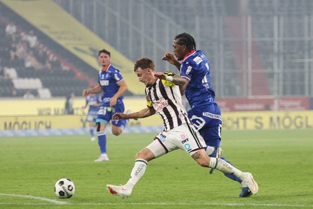 Fussball: Österreich: ADMIRAL Bundesliga 2026 2027 - 1. Spieltag, 31.07.2026 - Linzer ASK (LASK) vs. Grazer AK 1902 (GAK) - Raiffeisen Arena (Linz, Österreich); im Bild Christoph Lang, LASK, Donovan Pines, GAK, Grazer AK *** Soccer Austria ADMIRAL Bundesliga 2026–2027, Matchday 1, July 31, 2026: Linzer ASK LASK vs. Grazer AK 1902 GAK at Raiffeisen Arena, Linz, Austria. Pictured: Christoph Lang, LASK, Donovan Pines, GAK, Grazer AK