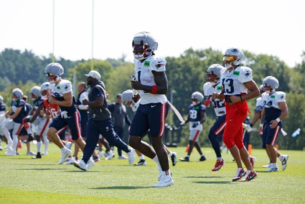 FOXBOROUGH, MA - AUGUST 01: New England Patriots wide receiver A.J. Brown (1) warms up during training camp on August 1, 2026, at Gillette Stadium in Foxborough, MA. (Photo by M. Anthony Nesmith Icon Sportswire) NFL, American Football Herren, USA AUG 01 New England Patriots Training Camp EDITORIAL USE ONLY Icon26080103