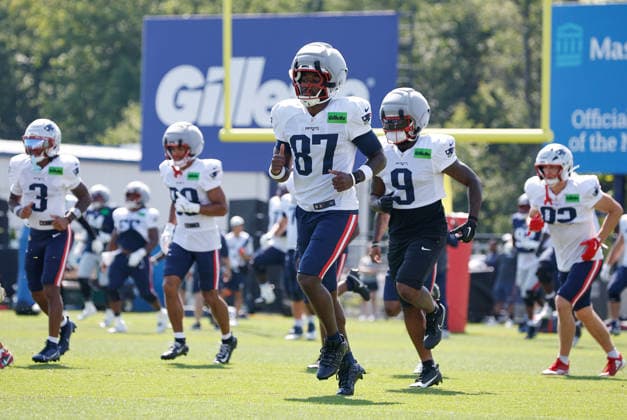 FOXBOROUGH, MA - AUGUST 01: New England Patriots wide receiver Romeo Doubs (87) warms up during training camp on August 1, 2026, at Gillette Stadium in Foxborough, MA. (Photo by M. Anthony Nesmith Icon Sportswire) NFL, American Football Herren, USA AUG 01 New England Patriots Training Camp EDITORIAL USE ONLY Icon26080104