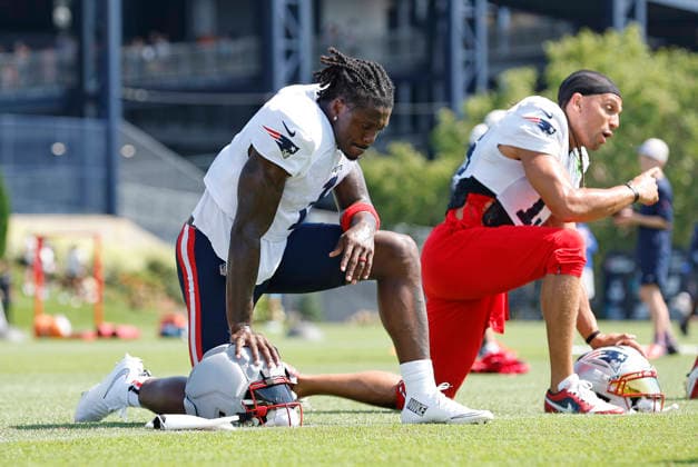 FOXBOROUGH, MA - AUGUST 01: New England Patriots wide receiver A.J. Brown (1) and New England Patriots wide receiver Mack Hollins (13) warms up during training camp on August 1, 2026, at Gillette Stadium in Foxborough, MA. (Photo by M. Anthony Nesmith Icon Sportswire) NFL, American Football Herren, USA AUG 01 New England Patriots Training Camp EDITORIAL USE ONLY Icon26080110