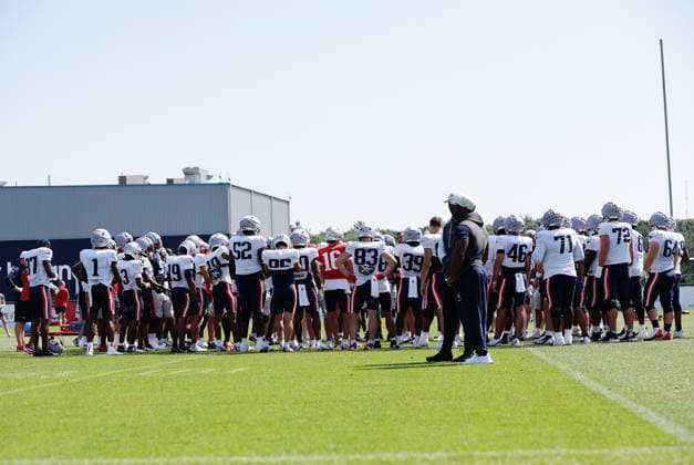 FOXBOROUGH, MA - AUGUST 01: New England Patriots players huddle during training camp on August 1, 2026, at Gillette Stadium in Foxborough, MA. (Photo by M. Anthony Nesmith Icon Sportswire) NFL, American Football Herren, USA AUG 01 New England Patriots Training Camp EDITORIAL USE ONLY Icon26080114