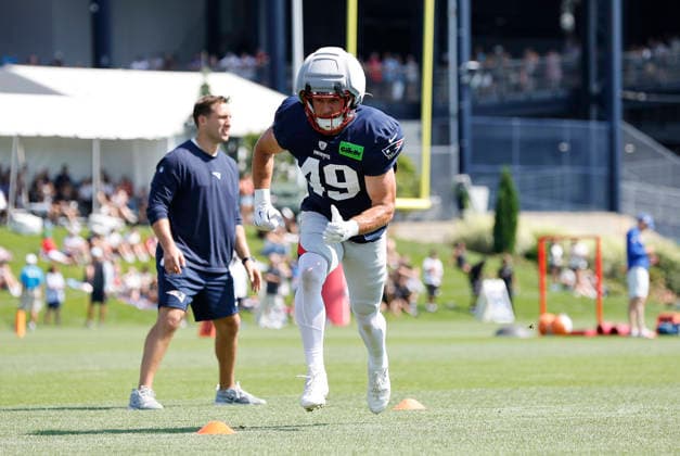FOXBOROUGH, MA - AUGUST 01: New England Patriots linebacker Chad Muma (49) participate in drills during training camp on August 1, 2026, at Gillette Stadium in Foxborough, MA. (Photo by M. Anthony Nesmith Icon Sportswire) NFL, American Football Herren, USA AUG 01 New England Patriots Training Camp EDITORIAL USE ONLY Icon26080115