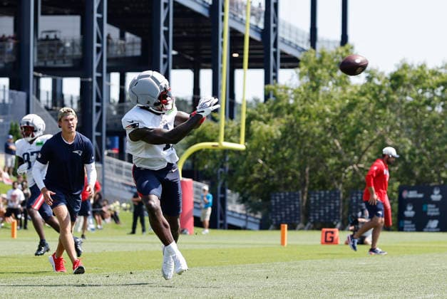 FOXBOROUGH, MA - AUGUST 01: New England Patriots wide receiver A.J. Brown (1) makes a catch during training camp on August 1, 2026, at Gillette Stadium in Foxborough, MA. (Photo by M. Anthony Nesmith Icon Sportswire) NFL, American Football Herren, USA AUG 01 New England Patriots Training Camp EDITORIAL USE ONLY Icon26080122