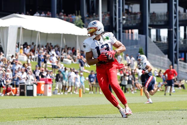 FOXBOROUGH, MA - AUGUST 01: New England Patriots wide receiver Mack Hollins (13) makes a catch during training camp on August 1, 2026, at Gillette Stadium in Foxborough, MA. (Photo by M. Anthony Nesmith Icon Sportswire) NFL, American Football Herren, USA AUG 01 New England Patriots Training Camp EDITORIAL USE ONLY Icon26080124