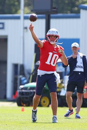 FOXBOROUGH, MA - AUGUST 01: New England Patriots quarterback Drake Maye (10) throws a pass during training camp on August 1, 2026, at Gillette Stadium in Foxborough, MA. (Photo by M. Anthony Nesmith Icon Sportswire) NFL, American Football Herren, USA AUG 01 New England Patriots Training Camp EDITORIAL USE ONLY Icon26080128