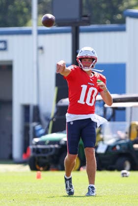FOXBOROUGH, MA - AUGUST 01: New England Patriots quarterback Drake Maye (10) throws a pass during training camp on August 1, 2026, at Gillette Stadium in Foxborough, MA. (Photo by M. Anthony Nesmith Icon Sportswire) NFL, American Football Herren, USA AUG 01 New England Patriots Training Camp EDITORIAL USE ONLY Icon26080129