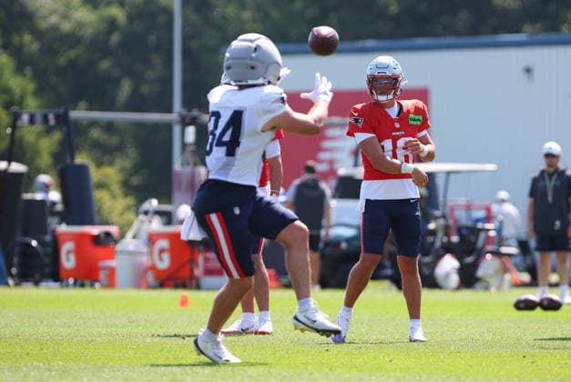 FOXBOROUGH, MA - AUGUST 01: New England Patriots quarterback Tommy DeVito (16) and New England Patriots tight end Tanner Arkin (84) participate in drills during training camp on August 1, 2026, at Gillette Stadium in Foxborough, MA. (Photo by M. Anthony Nesmith Icon Sportswire) NFL, American Football Herren, USA AUG 01 New England Patriots Training Camp EDITORIAL USE ONLY Icon26080130