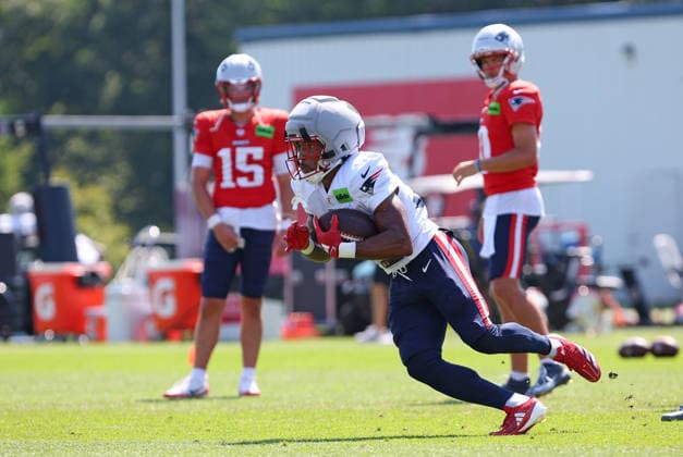 FOXBOROUGH, MA - AUGUST 01: New England Patriots running back Treveyon Henderson (32) runs with the ball during training camp on August 1, 2026, at Gillette Stadium in Foxborough, MA. (Photo by M. Anthony Nesmith Icon Sportswire) NFL, American Football Herren, USA AUG 01 New England Patriots Training Camp EDITORIAL USE ONLY Icon26080131