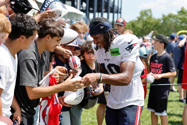FOXBOROUGH, MA - AUGUST 01: New England Patriots wide receiver Kyle Williams (18) sign autographs during training camp on August 1, 2026, at Gillette Stadium in Foxborough, MA. (Photo by M. Anthony Nesmith Icon Sportswire) NFL, American Football Herren, USA AUG 01 New England Patriots Training Camp EDITORIAL USE ONLY Icon26080135