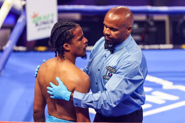 August 01, 2026: Referee Robert Hoyle steps in to protect Yeyery Castillo during the Roach Jr. vs Zepeda card inside The Theater at the Virgin Hotels on August 1, 2026 in Las Vegas, NV. CSM. Boxing 2026: Roach Jr. Vs Zepeda AUG 01  - ZUMAc04_ 20260801_zma_c04_009 Copyright: xChristopherxTrimx