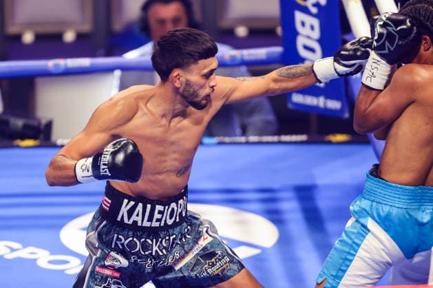 August 01, 2026: (L-R) Lightweight fight Dalis Kaleiopu punches Yeyery Castillo during the Roach Jr. vs Zepeda card inside The Theater at the Virgin Hotels on August 1, 2026 in Las Vegas, NV. CSM. Boxing 2026: Roach Jr. Vs Zepeda AUG 01  - ZUMAc04_ 20260801_zma_c04_011 Copyright: xChristopherxTrimx