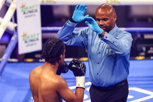 August 01, 2026: Referee Robert Hoyle steps in to protect Yeyery Castillo during the Roach Jr. vs Zepeda card inside The Theater at the Virgin Hotels on August 1, 2026 in Las Vegas, NV. CSM. Boxing 2026: Roach Jr. Vs Zepeda AUG 01  - ZUMAc04_ 20260801_zma_c04_012 Copyright: xChristopherxTrimx
