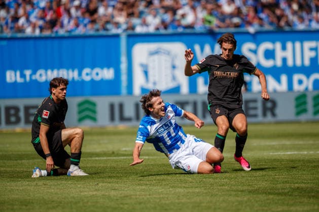 v.l. Philipp Sander (Gladbach) , Benno Dietze (Rostock) und Florian Neuhaus (Gladbach) ; GER, FC Hansa Rostock vs. Borussia Mönchengladbach, Fußball, Männer, Testspiel, Spielzeit 2026 2027, 01.08.2026 Rostock Ostseestadion Mecklenburg - Vorpommern Deutschland *** From left: Philipp Sander (Gladbach), Benno Dietze (Rostock), and Florian Neuhaus (Gladbach) GER, FC Hansa Rostock vs. Borussia Mönchengladbach, Soccer, Men, Friendly, 2026–2027 Season, August 1, 2026, Rostock Ostseestadion, Mecklenburg-Western Pomerania, Germany