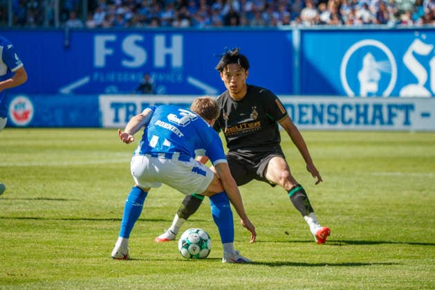 vorn Florian Bohnert (Rostock) gegen Shuto Machino (Gladbach) ; GER, FC Hansa Rostock vs. Borussia Mönchengladbach, Fußball, Männer, Testspiel, Spielzeit 2026 2027, 01.08.2026 Rostock Ostseestadion Mecklenburg - Vorpommern Deutschland *** Starting lineup: Florian Bohnert (Rostock) vs. Shuto Machino (Gladbach) GER, FC Hansa Rostock vs. Borussia Mönchengladbach, Soccer, Men, Friendly, 2026–2027 Season, August 1, 2026, Rostock Ostseestadion, Mecklenburg-Western Pomerania, Germany