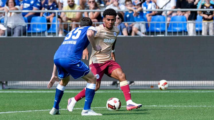 v.li.: Arthur Chaves (Hoffenheim, 35), Kevin Wiethaup (KSC, 7), Zweikampf, Spielszene, Duell, duel, tackle, tackling, Dynamik, Action, Aktion, 01.08.2026, Sinsheim (Deutschland), Fussball, Testspiel, TSG 1899 Hoffenheim - Karlsruher SC, DFB DFL REGULATIONS PROHIBIT ANY USE OF PHOTOGRAPHS AS IMAGE SEQUENCES AND OR QUASI-VIDEO. *** From left: Arthur Chaves (Hoffenheim), 35, Kevin Wiethaup (KSC), 7, tackle, game scene, duel, tackle, tackling, dynamic, action, 01 08 2026, Sinsheim, Germany, soccer, friendly match, TSG 1899 Hoffenheim vs. Karlsruher SC, DFB and DFL regulations prohibit any use of photographs as image sequences and or quasi-video xozx