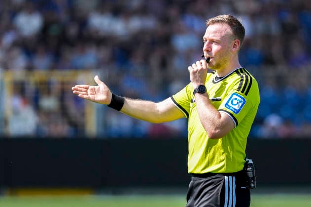 Lars Erbst (Schiedsrichter), gibt Anweisungen, gestikuliert, mit den Armen gestikulieren, Einzelbild, Einzelfoto, Aktion, Action, 01.08.2026, Sinsheim (Deutschland), Fussball, Testspiel, TSG 1899 Hoffenheim - Karlsruher SC, DFB DFL REGULATIONS PROHIBIT ANY USE OF PHOTOGRAPHS AS IMAGE SEQUENCES AND OR QUASI-VIDEO. *** Lars Erbst, referee, giving instructions, gesturing, gesturing with his arms, single frame, single photo, action, 01 08 2026, Sinsheim, Germany, soccer, friendly match, TSG 1899 Hoffenheim vs. Karlsruher SC, DFB and DFL regulations prohibit any use of photographs as image sequences and or quasi-video xozx