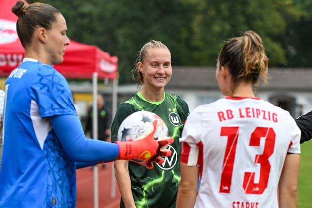 Fußball I Frauen I Saison 2026-2027 I Freundschaftsspiel I RB Leipzig - VfL Wolfsburg I 01.08.2026 Janina Minge (6, VfL Wolfsburg) (m.) kurz vor dem Anpfiff Markranstädt Rasenplatz, Stadion am Bad Großfeld, Am Stadtbad 30 Sachsen Deutschland *** Soccer I Women s I 2026–2027 Season I Friendly Match I RB Leipzig vs. VfL Wolfsburg I August 1, 2026 Janina Minge 6, VfL Wolfsburg women’s team shortly before kickoff at the Markranstädt grass field, Stadion am Bad Großfeld, Am Stadtbad 30, Saxony, Germany Copyright: xLobeca InesxHähnelx