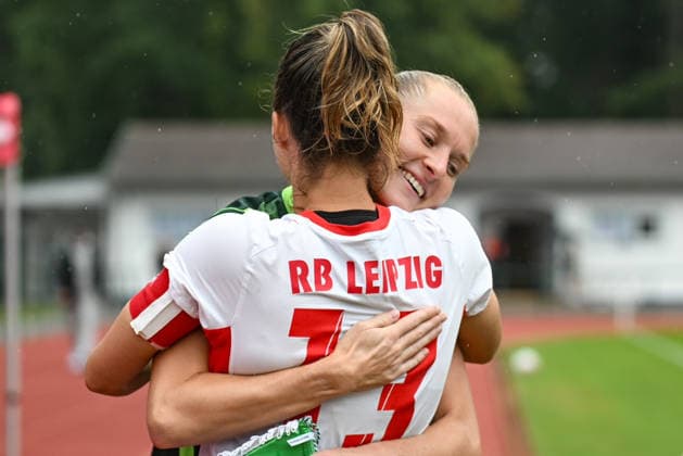 Fußball I Frauen I Saison 2026-2027 I Freundschaftsspiel I RB Leipzig - VfL Wolfsburg I 01.08.2026 Sandra Starke (13, Rasenballsport Leipzig) umarmt kurz vor dem Spiel Janina Minge (6, VfL Wolfsburg) Markranstädt Rasenplatz, Stadion am Bad Großfeld, Am Stadtbad 30 Sachsen Deutschland *** Soccer I Women I 2026–2027 Season I Friendly Match I RB Leipzig vs. VfL Wolfsburg I August 1, 2026 Sandra Starke 13, Rasenballsport Leipzig hugs Janina Minge 6 shortly before the game, VfL Wolfsburg Markranstädt Grass Field, Stadion am Bad Großfeld, Am Stadtbad 30, Saxony, Germany Copyright: xLobeca InesxHähnelx