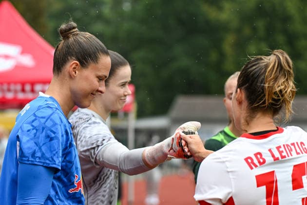 Fußball I Frauen I Saison 2026-2027 I Freundschaftsspiel I RB Leipzig - VfL Wolfsburg I 01.08.2026 Elvira Johanna Herzog (1, Rasenballsport Leipzig), Stina Johannes (1, VfL Wolfsburg) und Sandra Starke (13, Rasenballsport Leipzig) kurz vor dem Spiel Markranstädt Rasenplatz, Stadion am Bad Großfeld, Am Stadtbad 30 Sachsen Deutschland *** Soccer I Women I 2026–2027 Season I Friendly Match I RB Leipzig vs. VfL Wolfsburg I August 1, 2026 Elvira Johanna Herzog 1, Rasenballsport Leipzig, Stina Johannes 1, VfL Wolfsburg, and Sandra Starke 13, Rasenballsport Leipzig, shortly before the game at Markranstädt Grass Field, Stadion am Bad Großfeld, Am Stadtbad 30, Saxony, Germany Copyright: xLobeca InesxHähnelx