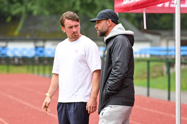 Fußball I Frauen I Saison 2026-2027 I Freundschaftsspiel I RB Leipzig - VfL Wolfsburg I 01.08.2026 Jonas Stephan (Trainer, Rasenballsport Leipzig) (l.) und Stephan Lerch (Trainer, VfL Wolfsburg) (r.) im Gespräch Markranstädt Rasenplatz, Stadion am Bad Großfeld, Am Stadtbad 30 Sachsen Deutschland *** Soccer I Women’s I 2026–2027 Season I Friendly Match I RB Leipzig vs. VfL Wolfsburg I August 1, 2026 Jonas Stephan, Coach, Rasenballsport Leipzig, and Stephan Lerch, Coach, VfL Wolfsburg (right) in conversation at the Markranstädt grass field, Stadion am Bad Großfeld, Am Stadtbad 30, Saxony, Germany Copyright: xLobeca InesxHähnelx