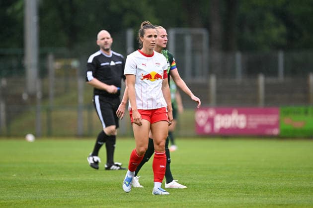 Fußball I Frauen I Saison 2026-2027 I Freundschaftsspiel I RB Leipzig - VfL Wolfsburg I 01.08.2026 Sandra Starke (13, Rasenballsport Leipzig) Freisteller, Nahaufnahme, Porträt, Portrait, Einzelfoto, Einzelbild, Körper Markranstädt Rasenplatz, Stadion am Bad Großfeld, Am Stadtbad 30 Sachsen Deutschland *** Soccer I Women’s I 2026–2027 Season I Friendly Match I RB Leipzig vs. VfL Wolfsburg I August 1, 2026 Sandra Starke 13, Rasenballsport Leipzig Cutout, Close-up, Portrait, Single photo, single image, body Markranstädt grass field, Stadion am Bad Großfeld, Am Stadtbad 30 Saxony, Germany Copyright: xLobeca InesxHähnelx