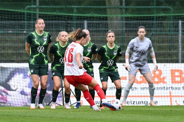 Fußball I Frauen I Saison 2026-2027 I Freundschaftsspiel I RB Leipzig - VfL Wolfsburg I 01.08.2026 Annabel Schasching (16, Rasenballsport Leipzig) führt den Freistoß aus, Sarai Linder (39, VfL Wolfsburg), Anny Kerim-Lindland (38, VfL Wolfsburg), Thea Bjelde (2, VfL Wolfsburg) und Svenja Huth (10, VfL Wolfsburg) bilden die Wolfsburger Mauer Markranstädt Rasenplatz, Stadion am Bad Großfeld, Am Stadtbad 30 Sachsen Deutschland *** Soccer I Women I 2026–2027 Season I Friendly Match I RB Leipzig vs. VfL Wolfsburg I August 1, 2026 Annabel Schasching 16, Rasenballsport Leipzig takes the free kick, Sarai Linder 39, VfL Wolfsburg, Anny Kerim Lindland 38, VfL Wolfsburg, Thea Bjelde 2, VfL Wolfsburg, and Svenja Huth 10, VfL Wolfsburg form the Wolfsburg wall; Markranstädt Grass Field, Stadion am Bad Großfeld, Am Stadtbad 30, Saxony, Germany Copyright: xLobeca InesxHähnelx