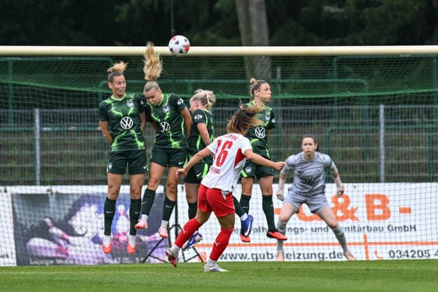 Fußball I Frauen I Saison 2026-2027 I Freundschaftsspiel I RB Leipzig - VfL Wolfsburg I 01.08.2026 Annabel Schasching (16, Rasenballsport Leipzig) bringt beim Freistoß den Ball über die Wolfsburger Mauer Markranstädt Rasenplatz, Stadion am Bad Großfeld, Am Stadtbad 30 Sachsen Deutschland *** Soccer I Women I 2026–2027 Season I Friendly Match I RB Leipzig vs. VfL Wolfsburg I August 1, 2026 Annabel Schasching 16, Rasenballsport Leipzig clears the ball over the Wolfsburg wall on a free kick Markranstädt Grass Field, Stadion am Bad Großfeld, Am Stadtbad 30 Saxony, Germany Copyright: xLobeca InesxHähnelx