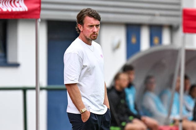 Fußball I Frauen I Saison 2026-2027 I Freundschaftsspiel I RB Leipzig - VfL Wolfsburg I 01.08.2026 Jonas Stephan (Trainer, Rasenballsport Leipzig) hat die Hände in die Hosentaschen gesteckt Freisteller, Nahaufnahme, Porträt, Portrait, Einzelfoto, Einzelbild, Körper Markranstädt Rasenplatz, Stadion am Bad Großfeld, Am Stadtbad 30 Sachsen Deutschland *** Soccer I Women’s I 2026–2027 Season I Friendly Match I RB Leipzig vs. VfL Wolfsburg I August 1, 2026 Jonas Stephan, coach of Rasenballsport Leipzig, has his hands in his pockets; cutout, close-up, portrait, Single photo, single image, body Markranstädt grass field, Stadion am Bad Großfeld, Am Stadtbad 30 Saxony, Germany Copyright: xLobeca InesxHähnelx