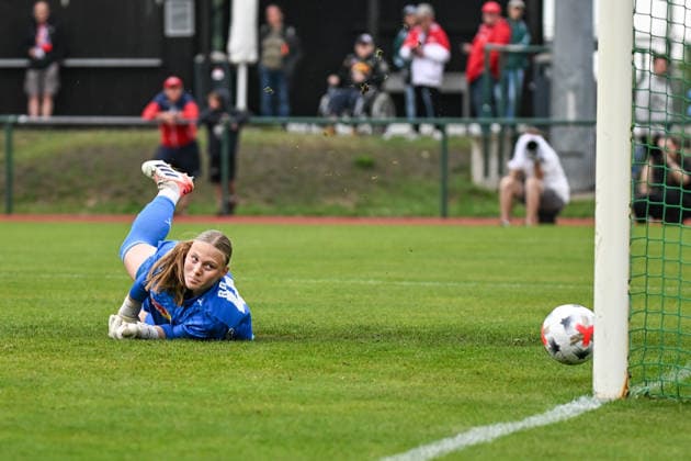 Fußball I Frauen I Saison 2026-2027 I Freundschaftsspiel I RB Leipzig - VfL Wolfsburg I 01.08.2026 Mirja Kropp (44, Rasenballsport Leipzig) verpasst den Ball Freisteller, Nahaufnahme, Porträt, Portrait, Einzelfoto, Einzelbild, Körper Markranstädt Rasenplatz, Stadion am Bad Großfeld, Am Stadtbad 30 Sachsen Deutschland *** Soccer I Women I 2026–2027 Season I Friendly Match I RB Leipzig vs. VfL Wolfsburg I August 1, 2026 Mirja Kropp 44, Rasenballsport Leipzig misses the ball; cutout, close-up, portrait, Single photo, Single image, Body Markranstädt grass field, Stadion am Bad Großfeld, Am Stadtbad 30 Saxony, Germany Copyright: xLobeca InesxHähnelx