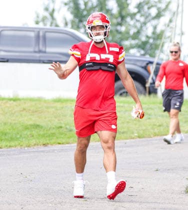 AUGUST 1, 2026: Kansas City Chiefs tight end Travis Kelce walks down the hill towards the field at Chiefs training camp in St. Joseph, MO. CSM St. Joseph United States - ZUMAc04_ 20260801_zma_c04_075 Copyright: xRomanxPunox