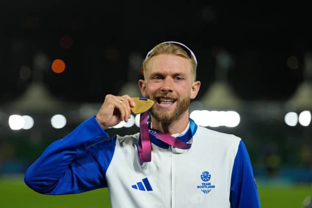 Josh Kerr of Scotland poses with his gold medal after winning the Men s Mile Final. Glasgow 2026 Commonwealth Games, Day Ten, Glasgow, Scotland, UK - 01 Aug 2026Glasgow Scotland United Kingdom  Copyright: xStuartxWallace Shutterstockx 17032189ak
