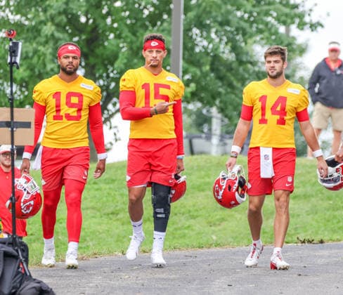 AUGUST 1, 2026: Kansas City Chiefs quarterback Patrick Mahomes and the rest of the Chiefs quarterbacks walks down the hill towards the field at Chiefs training camp in St. Joseph, MO. CSM St. Joseph United States - ZUMAc04_ 20260801_zma_c04_025 Copyright: xRomanxPunox