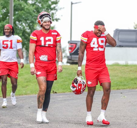 AUGUST 1, 2026: Kansas City Chiefs tight end Jared Wiley and Kansas City Chiefs tight end Tre Watson walks down the hill towards the field at Chiefs training camp in St. Joseph, MO. CSM St. Joseph United States - ZUMAc04_ 20260801_zma_c04_026 Copyright: xRomanxPunox