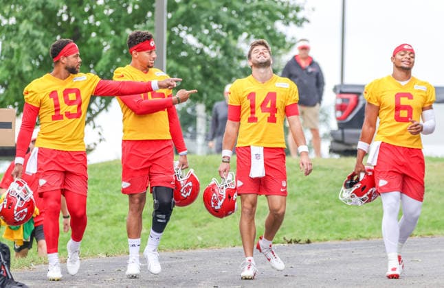 AUGUST 1, 2026: Kansas City Chiefs quarterback Patrick Mahomes and the rest of the Chiefs quarterbacks walks down the hill towards the field at Chiefs training camp in St. Joseph, MO. CSM St. Joseph United States - ZUMAc04_ 20260801_zma_c04_028 Copyright: xRomanxPunox