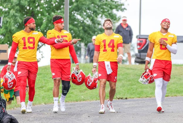 AUGUST 1, 2026: Kansas City Chiefs quarterback Patrick Mahomes and the rest of the Chiefs quarterbacks walks down the hill towards the field at Chiefs training camp in St. Joseph, MO. CSM St. Joseph United States - ZUMAc04_ 20260801_zma_c04_031 Copyright: xRomanxPunox