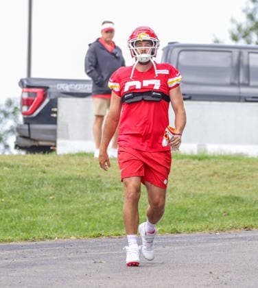 AUGUST 1, 2026: Kansas City Chiefs tight end Travis Kelce walks down the hill towards the field at Chiefs training camp in St. Joseph, MO. CSM St. Joseph United States - ZUMAc04_ 20260801_zma_c04_035 Copyright: xRomanxPunox