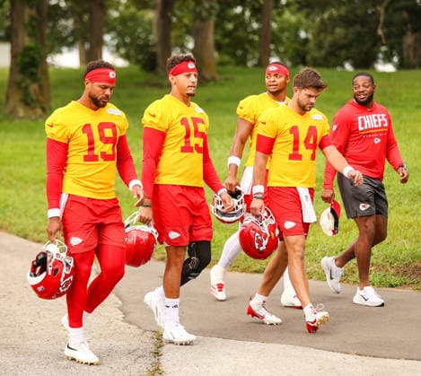 AUGUST 1, 2026: Kansas City Chiefs quarterback Patrick Mahomes, Kansas City Chiefs quarterback Chris Oladokun and Kansas City Chiefs quarterback Garrett Nussmeier walks down the hill towards the field at Chiefs training camp in St. Joseph, MO. CSM St. Joseph United States - ZUMAc04_ 20260801_zma_c04_039 Copyright: xRomanxPunox