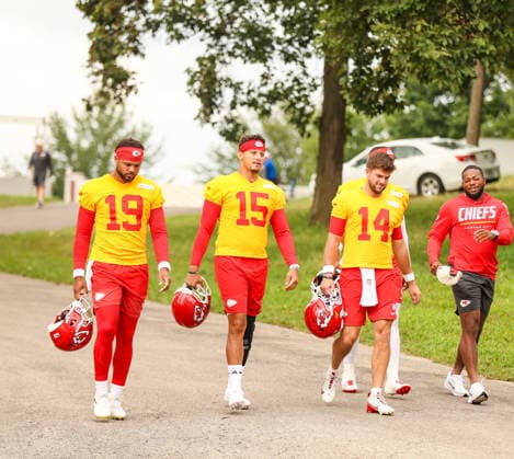 AUGUST 1, 2026: Kansas City Chiefs quarterback Patrick Mahomes, Kansas City Chiefs quarterback Chris Oladokun and Kansas City Chiefs quarterback Garrett Nussmeier walks down the hill towards the field at Chiefs training camp in St. Joseph, MO. CSM St. Joseph United States - ZUMAc04_ 20260801_zma_c04_041 Copyright: xRomanxPunox